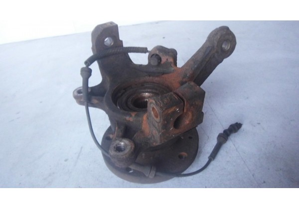 Поворотний кулак правий, цапфа передня R16 з ABS до 2006 Renault Master II, 7700314557